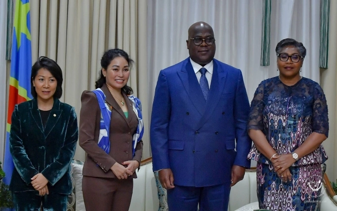 Ông Félix Tshisekedi, Tổng thống Cộng hoà Dân chủ Congo (thứ hai từ phải sang) và bà Lê Thị Thu Thuỷ, Phó Chủ tịch Vingroup (thứ hai từ trái sang) trong buổi trao đổi hợp tác tại Congo. Ảnh: Presidence RDC