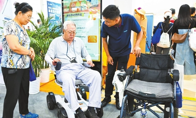 Khách hàng trải nghiệm xe lăn thông minh tại một triển lãm ở Bắc Kinh tháng 9/2025. Ảnh: VCG