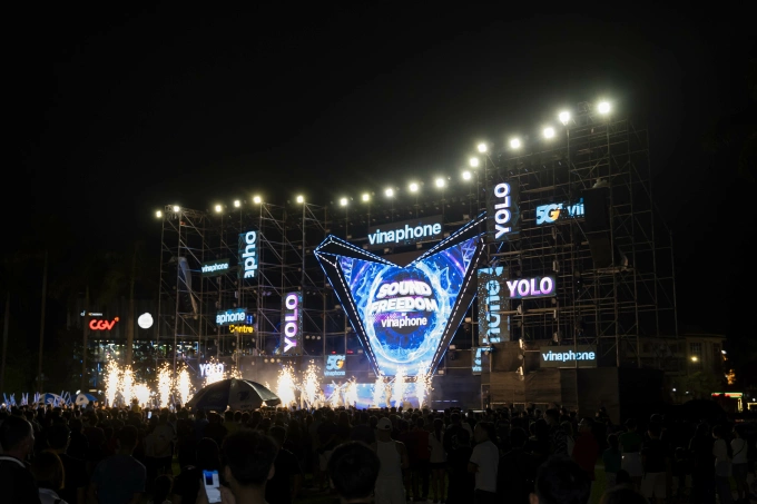 Sân khấu cùng âm thanh, ánh sáng được đầu tư lớn, ứng dụng công nghệ hiện đại. Ảnh: VinaPhone