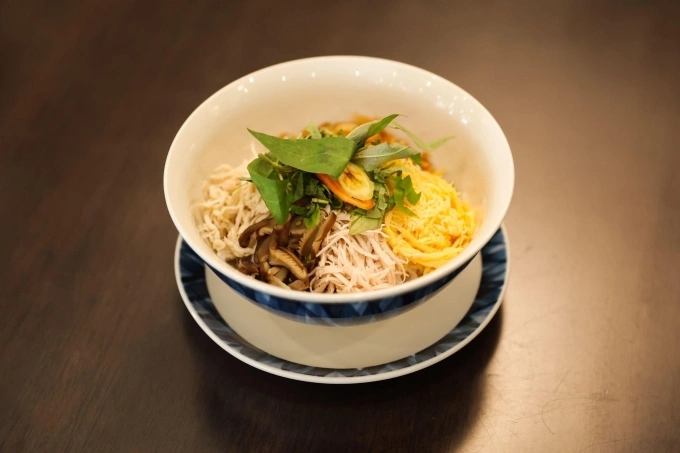 Món bún thang được phục vụ tại SH Elite. Ảnh: SH Airport Lounge