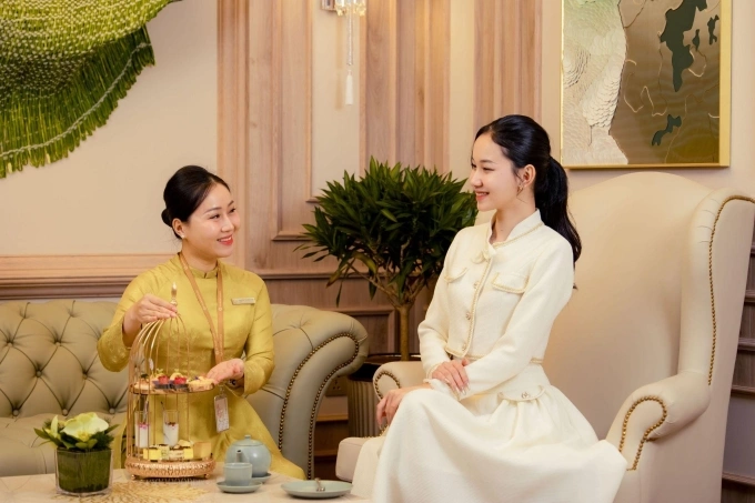 Hành khách được phục vụ tại SH Elite Lounge -T3 CHKQT Tân Sơn Nhất. Ảnh: SH Airport Lounge