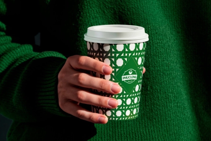 Khách hàng đang cầm trên tay một ly cà phê Phúc Long. Ảnh: MSN
