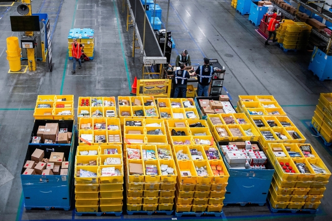 Bên trong một kho hàng của Amazon ở New Jersey. Ảnh: Reuters