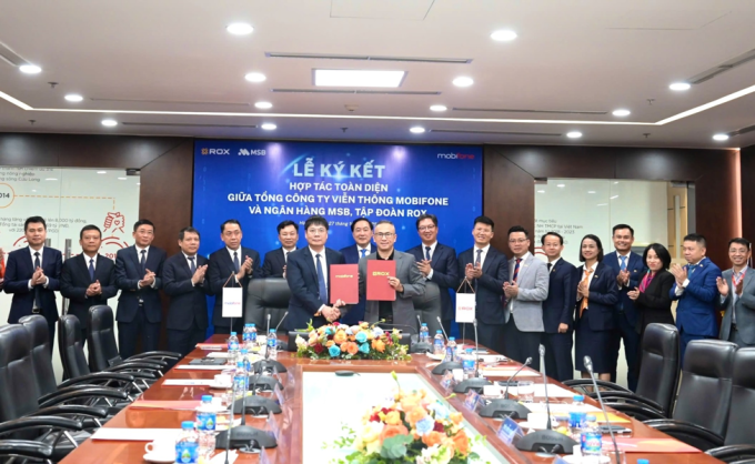 Đại diện MobiFone và ROX Group trao biên bản ghi nhớ hợp tác. Ảnh: MobiFone