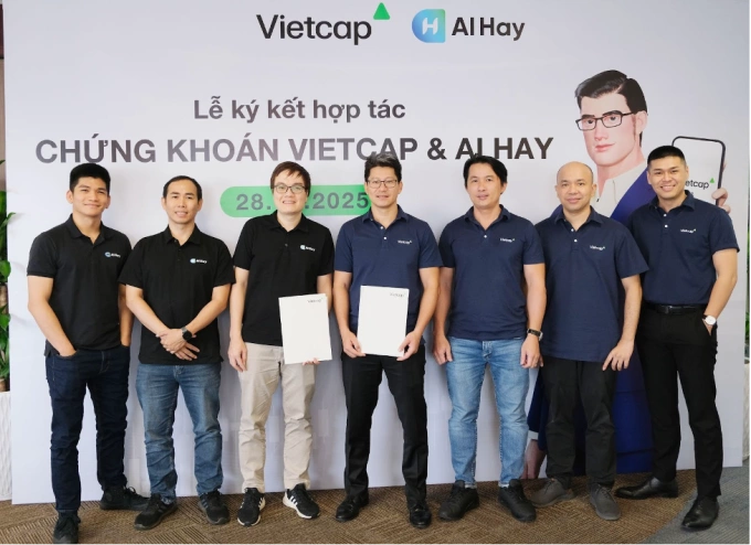 Đại diện Vietcap và AI Hay tại lễ ký hợp tác. Ảnh: Vietcap