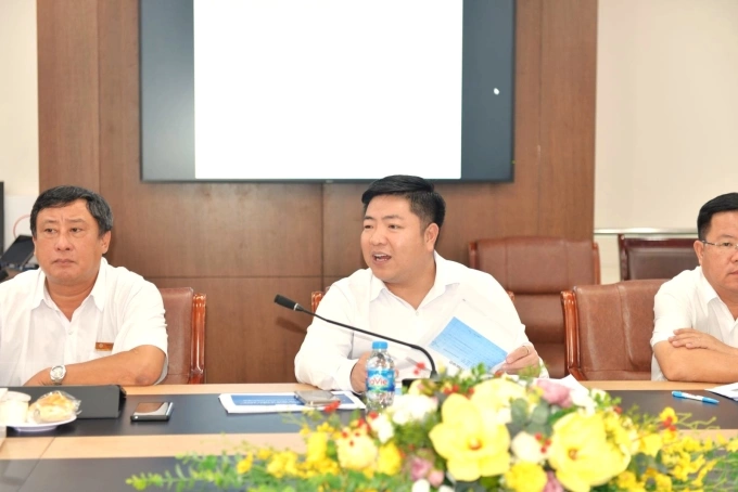 Ông Luân Quốc Hưng trao đổi với đối tác Intel. Ảnh: EVNHCMC