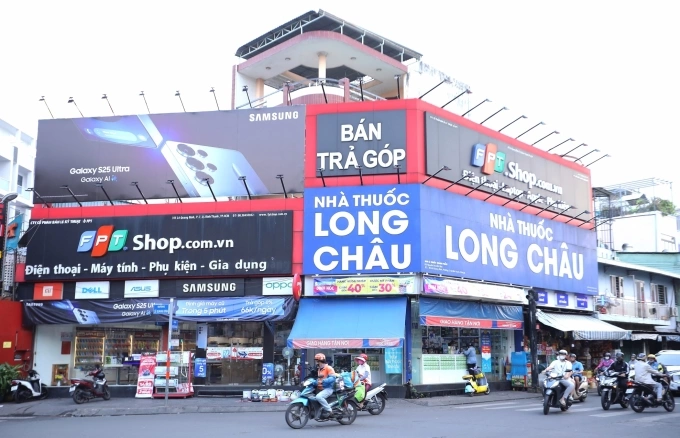 Nhà thuốc Long Châu và cửa hàng FPT Shop nằm cạnh nhau trên đường Lê Quang Định, TP HCM. Ảnh: FPT Retail