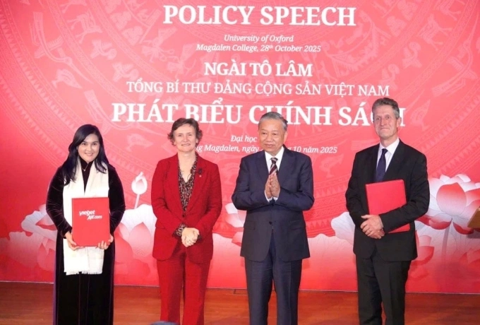 Tổng Bí thư Tô Lâm (thứ 3 từ trái sang) và Hiệu trưởng Đại học Oxford (thứ 2 từ trái sang) chứng kiến đại diện Vietjet (bìa trái) và Giáo sư Myles Allen (bìa phải) trao văn kiện công bố kết quả công trình nghiên cứu. Ảnh: Tài Nguyễn