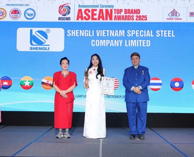 Bà Tô Thị Lý, Phó tổng giám đốc Công ty TNHH thép đặc biệt Shengli Việt Nam nhận giải tại Diễn Đàn Hợp tác kinh tế đầu tư Việt Nam - Malaysia. Ảnh: Shengli