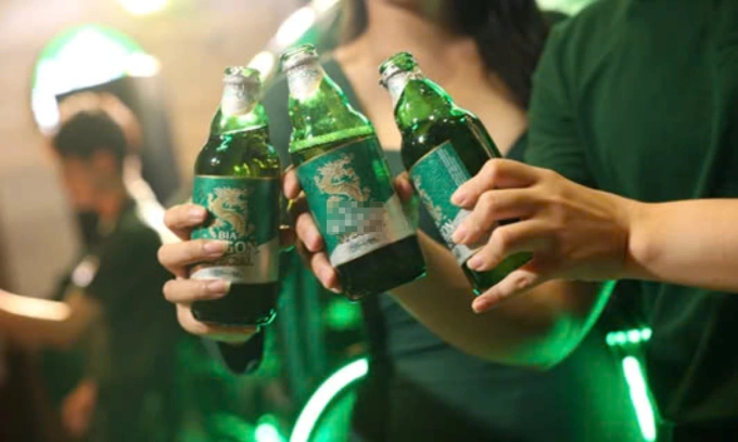 Người dùng đang sử dụng sản phẩm bia của Sabeco. Ảnh: SAB