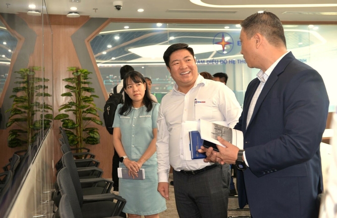 Ông Luân Quốc Hưng giới thiệu với Tổng giám đốc nhà máy Intel về Trung tâm điều độ hệ thống điện TP HCM. Ảnh: EVNHCMC
