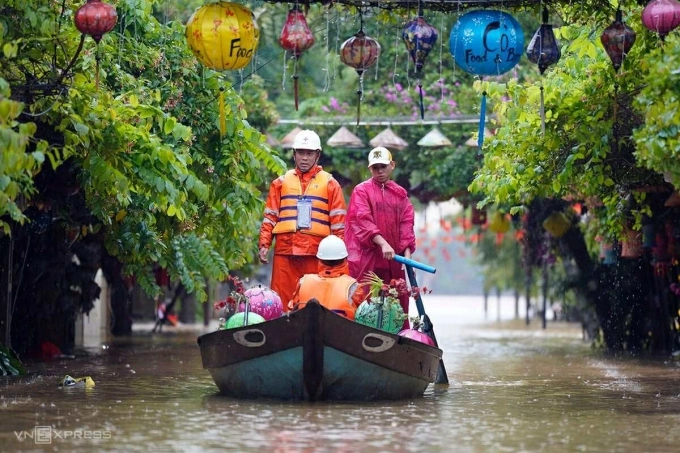 Nhân viên điện lực kiểm tra điện tại các khu phố ngập ở phố cổ Hội An. Ảnh: Nguyễn Đông
