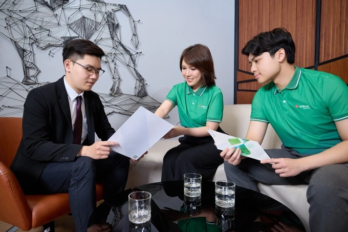 Nhân viên VPBankS đang tư vấn cho khách hàng. Ảnh: VPBankS