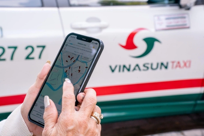 Người dùng đang sử dụng ứng dụng gọi taxi do Vinasun phát triển. Ảnh: VNS