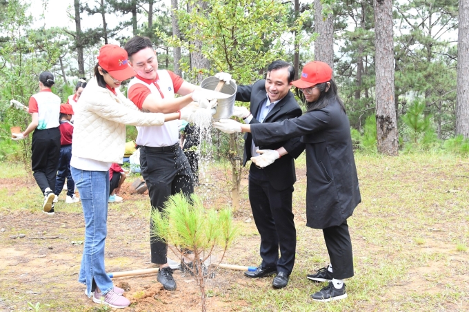 Nhân viên Saigon Co.op tham gia dự án trồng 35.000 cây keo tại xã Nghĩa Tá, tỉnh Thái Nguyên. Ảnh: Saigon Co.op