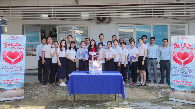 Sơn Tison tổ chức phát động quyên góp, ủng hộ đồng bào bị thiệt hại do bão lũ. Ảnh: Sơn Tison