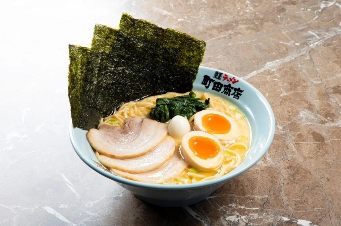 Tô mì ramen tại Machida Shoten với các topping rau, trứng, rong biển và thịt xá xíu. Ảnh: Machida Shoten