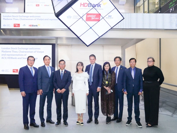 Ông Charlie Walker, Phó Chủ tịch LSE (thứ 5 từ trái sang) tiếp đón Ts. Nguyễn Thị Phương Thảo (váy trắng) cùng đoàn lãnh đạo HDBank, Vietjet. Ảnh: HDBank