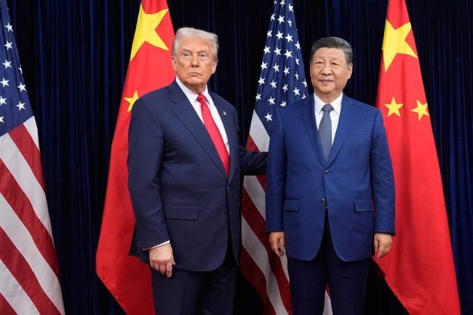Tổng thống Mỹ Donald Trump và Chủ tịch Trung Quốc Tập Cận Bình tại cuộc gặp ở Hàn Quốc. Ảnh: AP