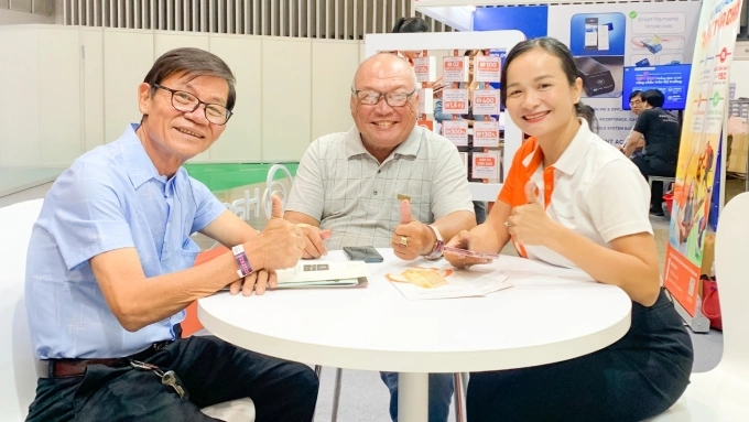 Khách hàng tìm hiểu các sản phẩm bảo hiểm phù hợp cho cá nhân và gia đình. Ảnh: Hanwha Life Việt Nam