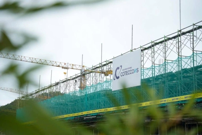 Logo Coteccons treo trên một công trường xây dựng. Ảnh: CTD
