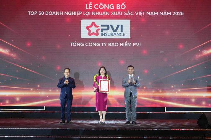 Bà Nguyễn Vũ Tâm, Phó tổng giám đốc Bảo hiểm PVI đại diện nhận giải thưởng Top 50 Doanh nghiệp lợi nhuận xuất sắc Việt Nam. Ảnh: Bảo hiểm PVI