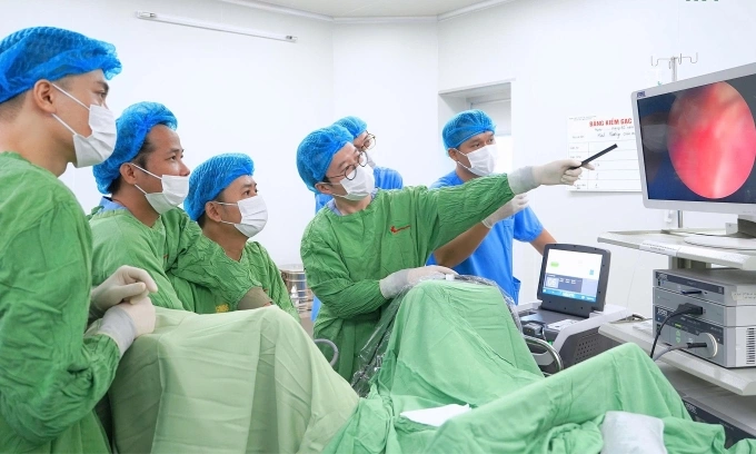 Đội ngũ y tế đang chẩn đoán cho bệnh nhân tại Bệnh viện quốc tế Thái Nguyên. Ảnh: TNH