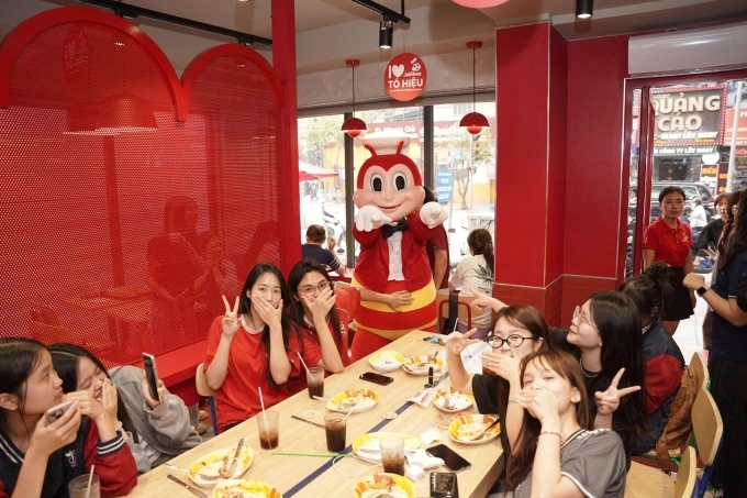Các món ăn của Jollibee và chú Ong Bee vui vẻ là hình ảnh quen thuộc với nhiều thế hệ người Việt. Ảnh: Jollibee Việt Nam