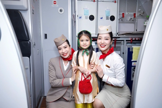 Tiếp viên hàng không chào khách hàng nhí trên chuyến bay đầu. Ảnh: Sun PhuQuoc Airways