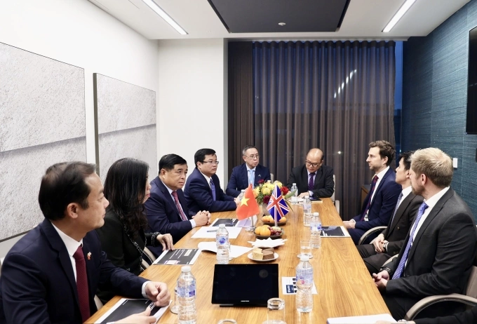 Phó thủ tướng Nguyễn Chí Dũng làm việc với các tập đoàn tại châu Âu, ngày 31/10. Ảnh: VGP