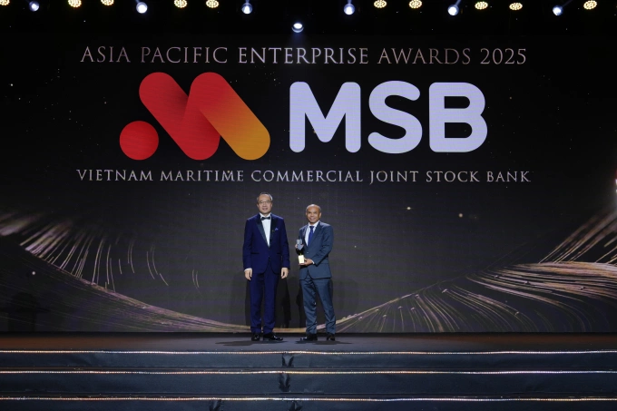 Ông Nguyễn Phi Hùng, Phó Tổng Giám đốc MSB đại diện nhận giải thưởng Doanh nghiệp xuất sắc Châu Á. Ảnh: BTC