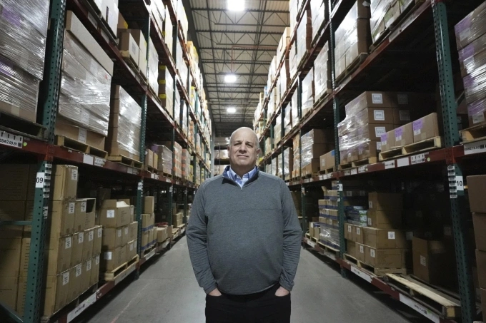 CEO Learning Resources Rick Woldenberg tại nhà kho ở Illinois ngày 11/4. Ảnh: AP