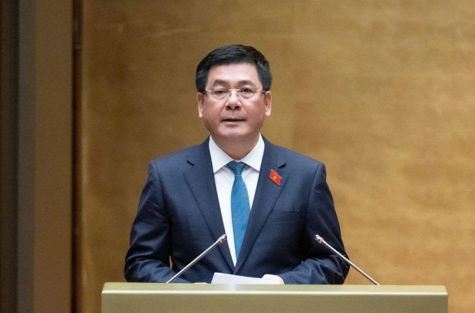 Bộ trưởng Công Thương Nguyễn Hồng Diên trình bày dự thảo Luật Thương mại điện tử trước Quốc hội sáng 3/11. Ảnh: Media Quốc hội