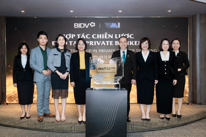 Đại diện hai bên tại lễ ra mắt chương trình hợp tác đào tạo Private Banker. Ảnh: BIDV