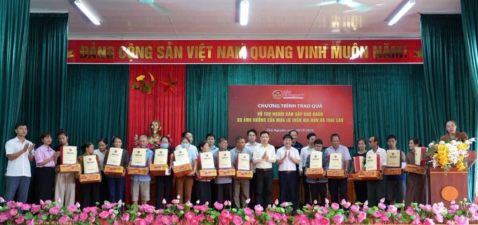 Nhân viên Acecook Việt Nam đồng lòng trao tặng các phần quà hỗ trợ người dân bị ảnh hưởng của bão lũ, nhằm chung tay xây dựng Happy Society - một xã hội hạnh phúc. Ảnh: Acecook Việt Nam