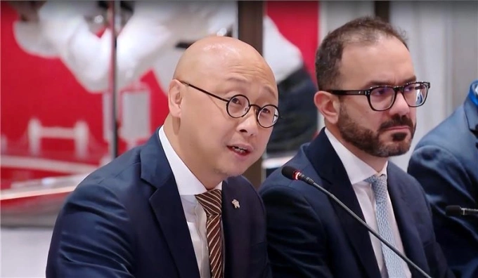 Ông Kevin Kwon (trái) phát biểu tại Hội nghị Kinh tế Cấp cao Việt Nam - Anh. Ảnh: Prudential