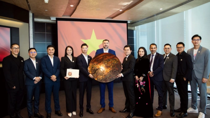 Chủ tịch Jemmia (thứ năm từ trái sang) trao tranh sơn mài hoa sen cho người đại diện của ông Sultan, cuối tháng 8/2024. Ảnh: Jemmia