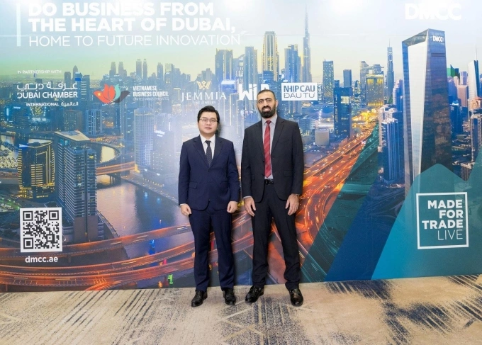 Ông Đặng Tuấn Kiệt (trái) tại sự kiện Made for trade live ở TP HCM, hôm 28/10. Ảnh: Jemmia