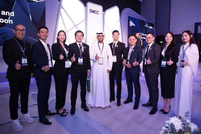 Ban giám đốc Jemmia Diamond và ông Mohammed Karam - Head of Business Development DMCC. Ảnh: Jemmia