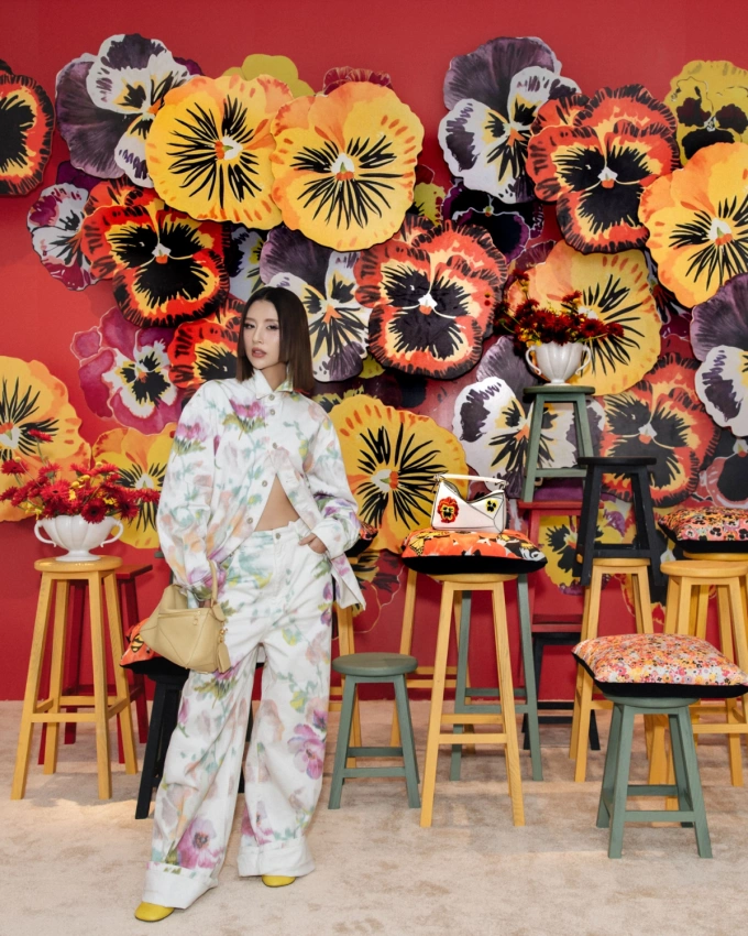 Fashionista Quỳnh Anh Shyn bên không gian triển lãm Loewe. Ảnh: Tam Sơn