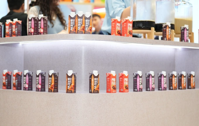 Các hương vị cà phê uống liền đa dạng, đóng gói trong bao bì giấy tiệt trùng, do Trung tâm Bloom. phát triển, đã được giới thiệu tại triển lãm. Ảnh: Tetra Pak