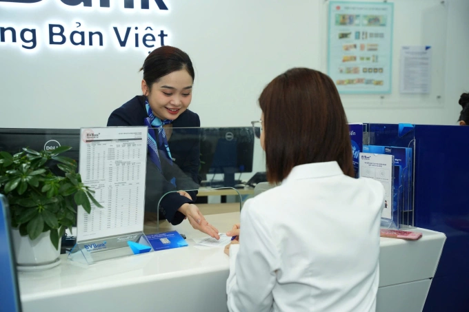 Nhân viên tư vấn các sản phẩm cho khách hàng. Ảnh: BVBank
