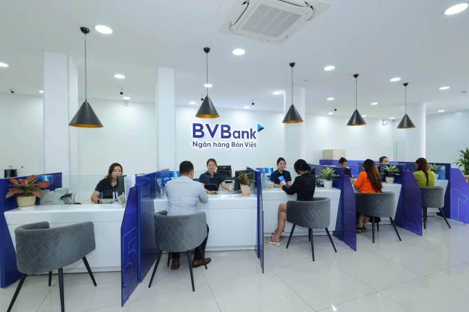 Khách hàng giao dịch tại nhà băng. Ảnh: BVBank