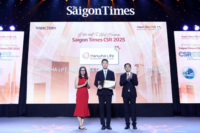 Ông Lee Ka Ram, Phó tổng giám đốc thường trực Quản lý Đào tạo Kinh doanh bảo hiểm nhận giải thưởng từ ban tổ chức. Ảnh: Hanwha Life Việt Nam