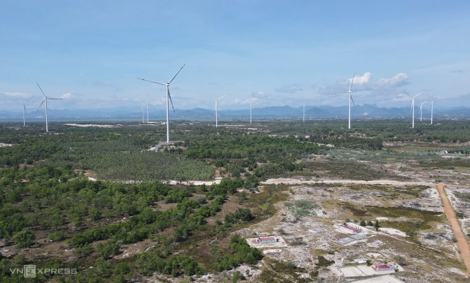 Điện gió được xây dựng ven biển tỉnh Quảng Trị. Ảnh: Đắc Thành