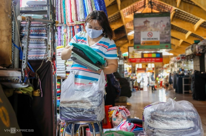 Tiểu thương kinh doanh tại chợ Bến Thành, TP HCM, tháng 3/2020. Ảnh: Quỳnh Trần