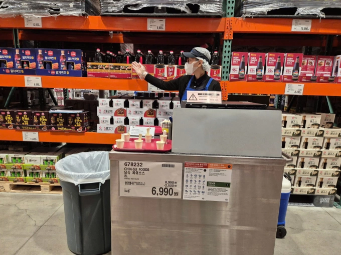 Nam Ngư của Việt Nam trưng bày trên kệ hàng cùng các sản phẩm nội địa tại Costco Hàn Quốc Ảnh: Masan Consumer