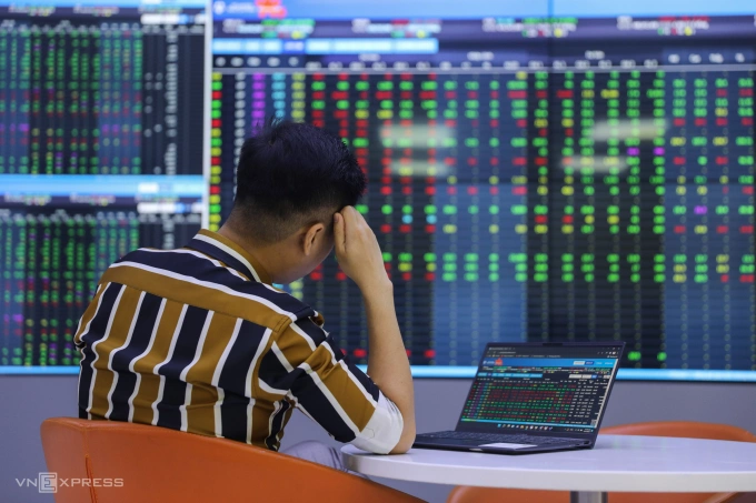 Nhà đầu tư theo dõi bảng giá điện tử tại một công ty chứng khoán ở TP HCM. Ảnh: Quỳnh Trần