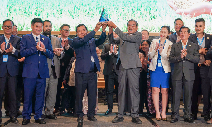 Ông Hồ Quang Cua (cần giải thưởng bên phải) cùng đoàn Việt Nam nhận giải Gạo ngon nhất thế giới cho sản phẩm ST25. Ảnh: NVCC