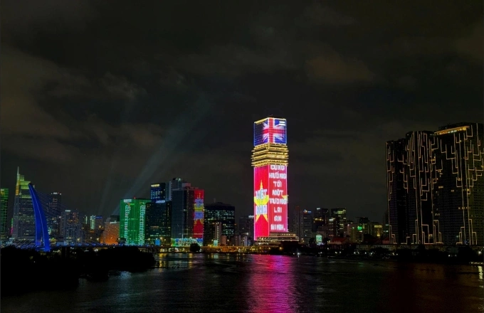 Tòa tháp Saigon Marina IFC được thắp sáng với sắc cờ Việt - Anh. Ảnh: HDBank